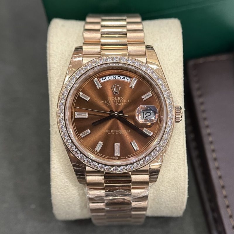 Đồng Hồ Rolex Rep 11 Nam Mặt Chocolate Cọc Số Đính Đá Baguette 40mm