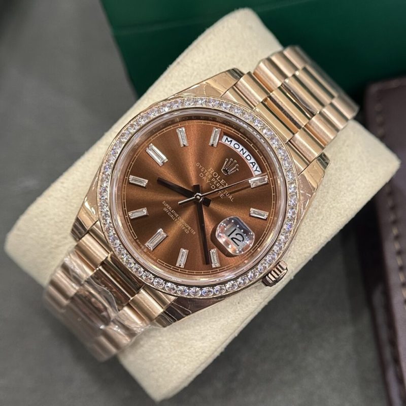 Đồng Hồ Rolex Rep 11 Nam Mặt Chocolate Cọc Số Đính Đá Baguette 40mm