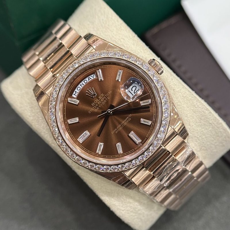 Đồng Hồ Rolex Rep 11 Nam Mặt Chocolate Cọc Số Đính Đá Baguette 40mm