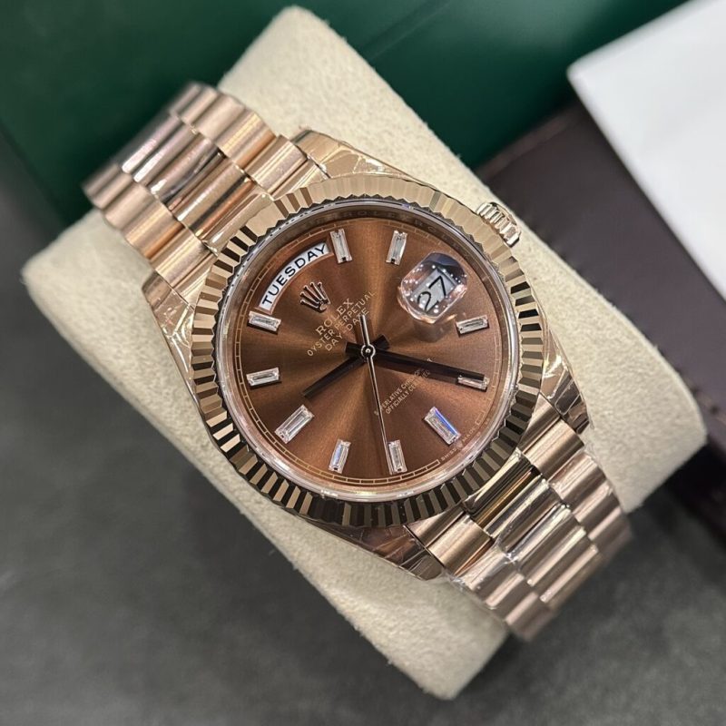 Đồng Hồ Rolex Rep 11 Nam Mặt Chocolate Cọc Số Đính Đá Baguette 40mm