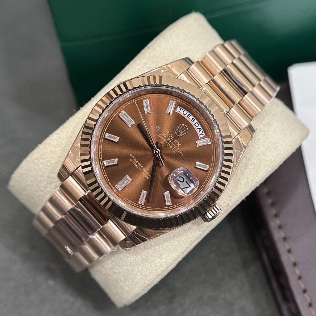 Đồng Hồ Rolex Rep 11 Nam Mặt Chocolate Cọc Số Đính Đá Baguette