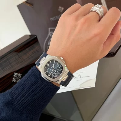 Đồng Hồ Patek Philippe 5712 Replica 11 Mặt Xanh Navy Bản Cao Nhất