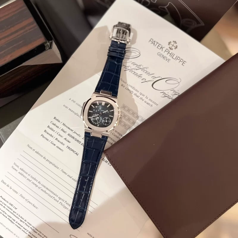 Đồng Hồ Patek Philippe 5712 Replica 11 Mặt Xanh Navy Bản Cao Nhất