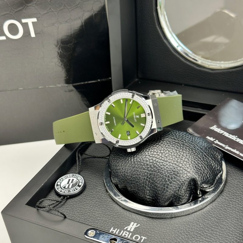 Đồng Hồ Hublot Nam Dây Cao Su Màu Xanh Lá Cây Viền Đá Nhân Tạo